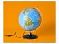 Globe terrestre lumineux sur fond orange.