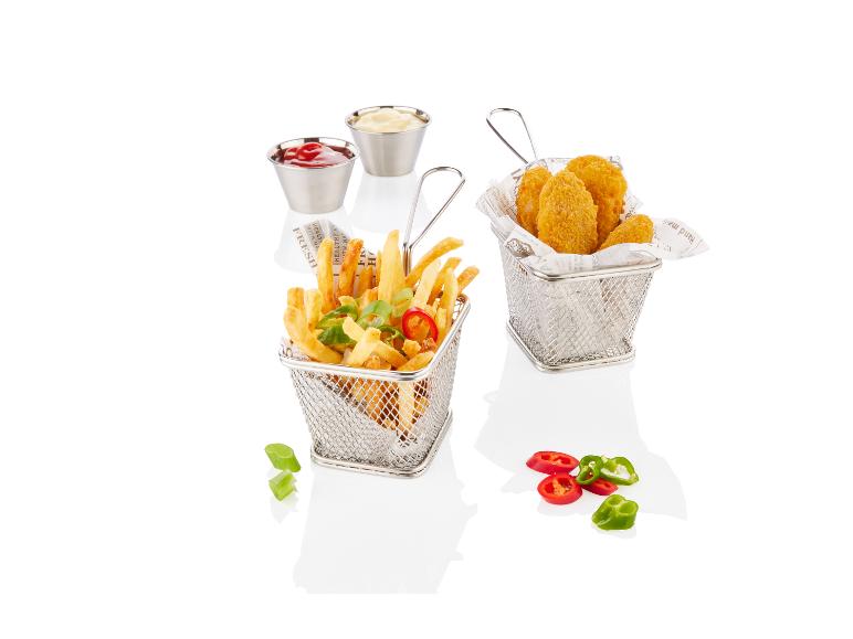 Des frites et des nuggets de poulet dans des paniers en fil métallique.