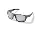Lunettes de soleil de sport noires avec verres gris, inclinées vers la droite.