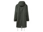 Parka verte à capuche.