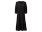 Une robe maxi noire avec un col en V et des manches trois quarts.