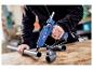 Pistolet à colle LIVARNO® »EG320« utilisé pour coller des raccords de tuyauterie.