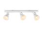 Un luminaire de plafond blanc avec trois ampoules