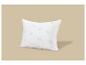 Oreiller blanc avec le texte « COLD TOUCH » et des flocons de neige sur fond beige.