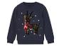 Un sweat-shirt bleu marine avec un renne en paillettes.