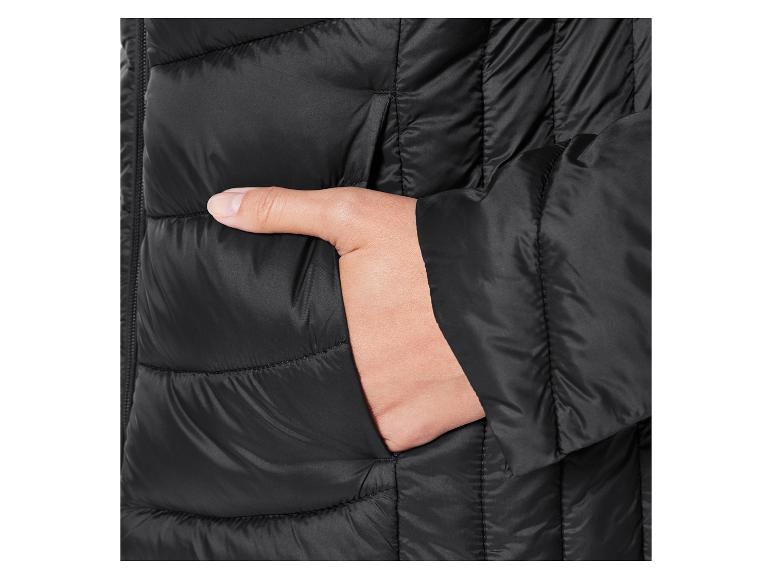 Gros plan d'une veste matelassée noire avec une main dans la poche.