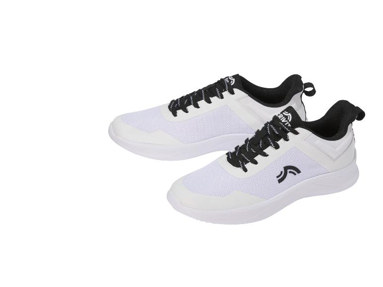 Paire de chaussures de sport blanches et noires avec empeigne en mesh et lacets noirs