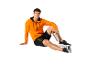 Sweat à capuche orange, short noir Stay Strong et chaussures de sport.