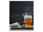 Bière artisanale dans des verres élégants, accompagnée de chips.