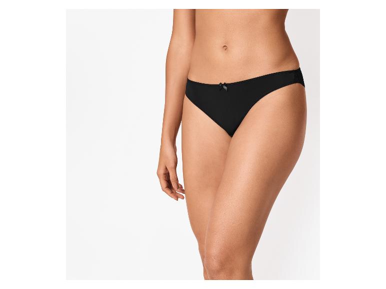 Gros plan d'une femme portant un bas de bikini noir avec un petit nœud.