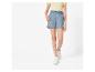 Shorts en jean bleu et baskets blanches pour filles.