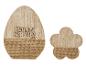 Un œuf de Pâques en bois avec l'inscription 'Happy Spring' et un cœur en bois, tous deux avec des détails en jute.