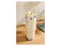 Mug isotherme beige avec paille et anse sur une surface en bois.