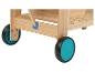 Une charrette en bois avec des roues bleues.