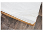 Un matelas blanc avec fermeture éclair, sur un sommier en bois.