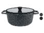 Une casserole noire avec un couvercle, avec une finition en granit.