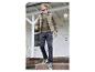 Un homme portant un gilet vert, un pull et un pantalon cargo.