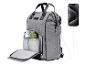 Un sac à dos gris avec un téléphone et des bouteilles.