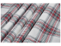 Gros plan d'un tissu à carreaux rouges et blancs avec des plis souples.