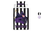 Une housse de couette à rayures noires et blanches avec Wednesday Addams et Nevermore Academy.