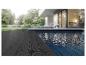 Planches de terrasse foncées à côté d'une piscine et d'une maison moderne avec jardin.