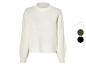 Un pull blanc en maille à manches longues.