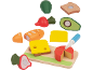 Aliments jouets en bois avec pain, fromage, avocat et légumes sur une planche à découper avec un couteau.