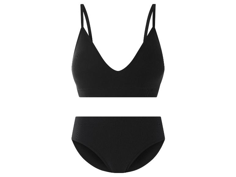 Un soutien-gorge et une culotte noirs sans couture.