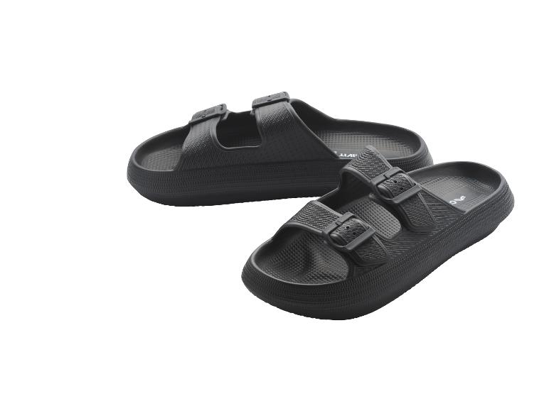 Une paire de sandales noires à deux brides avec boucles.