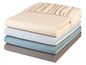 Une pile de quatre draps en beige, blanc, bleu et gris.