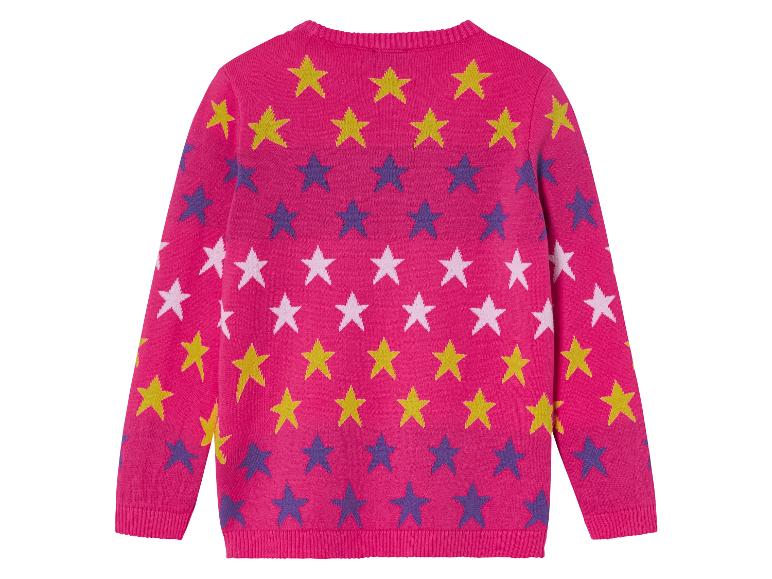Un pull rose avec des étoiles jaunes et violettes