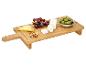 Planche à découper en bois avec fromage, raisins, noix et olives