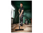 Un homme utilise un aspirateur Bosch pour nettoyer un sol en bois.