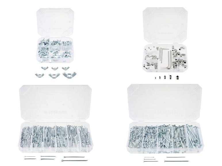 Quatre boîtes transparentes remplies de diverses fixations : écrous à oreilles, vis sans tête avec clés Allen, goupilles fendues et clous.