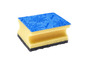 Une éponge bleue pour laver la vaisselle avec une couche de récurrage jaune et une couche de récurrage noire.