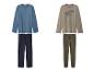 Deux ensembles de pyjamas pour hommes, un bleu et un beige, avec des hauts à manches longues et des pantalons assortis.