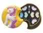 Un coffret de maquillage licorne rose avec des fards à paupières en forme de cœur.