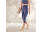 Une femme avec un legging bleu et un tapis de yoga rose.
