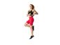 Femme en tenue de sport avec un anneau d'exercice, debout sur une jambe.