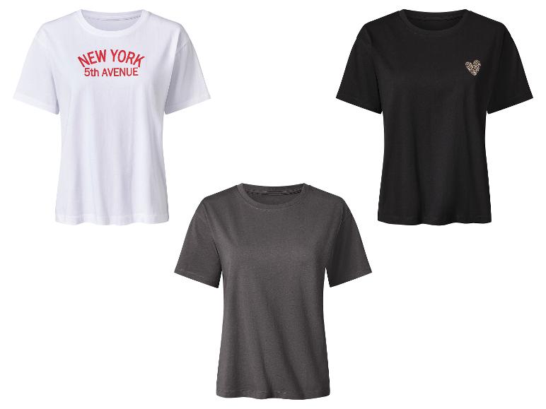 Trois t-shirts à manches courtes : blanc avec texte, noir avec un cœur léopard et gris.