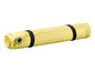 Un matelas pneumatique jaune roulé avec des sangles noires