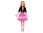 Poupée Barbie aux cheveux blonds, vêtue d'une veste noire et d'une robe rose.