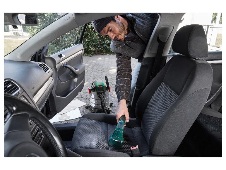 Homme nettoyant un siège de voiture avec un aspirateur eau et poussière Parkside.
