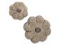 Deux coussins décoratifs beiges en forme de fleur avec une surface texturée et bouclée.