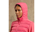 Une veste rose à capuche pour femme.