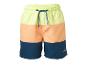 Short de bain color-block jaune, orange et bleu avec cordon de serrage bleu.