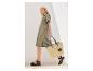 Robe chemise, sandales et grand sac en paille pour l'été.