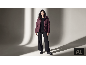 Femme en doudoune bordeaux, pull noir, pantalon large et bottines.