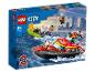 Boîte de jouets avec un bateau de pompiers rouge et un bateau pneumatique vert, avec figurines.