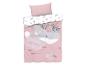 Parure de lit rose avec baleine et fleurs.